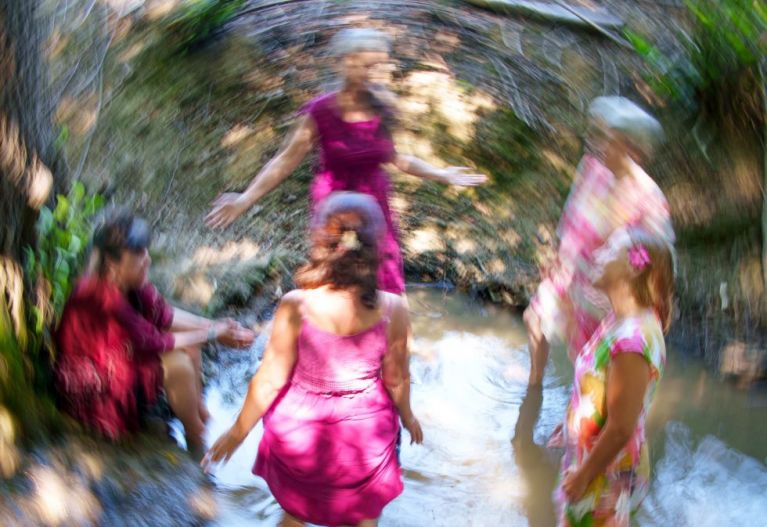 Frauen im Kreis im Wasser