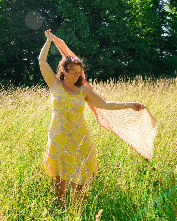 tanzen wie ich bin, im frauenkreis, tanztherapie für frauen, zyklus-liebe, weibliche ermächtigung, basel, arlesheim, stefanie heinis
