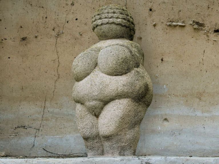 tanzen wie ich bin, im frauenkreis, tanztherapie für frauen, zyklus-liebe, weibliche ermächtigung, basel, arlesheim, stefanie heinis