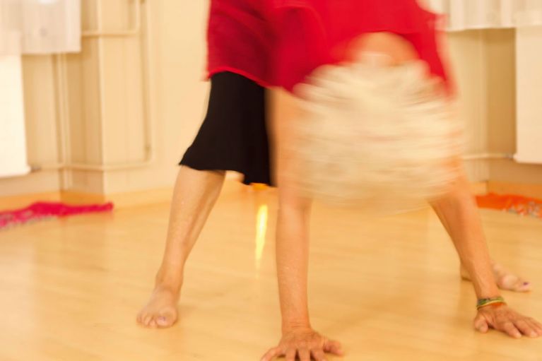 seniorin tanzen wild ausgelassen