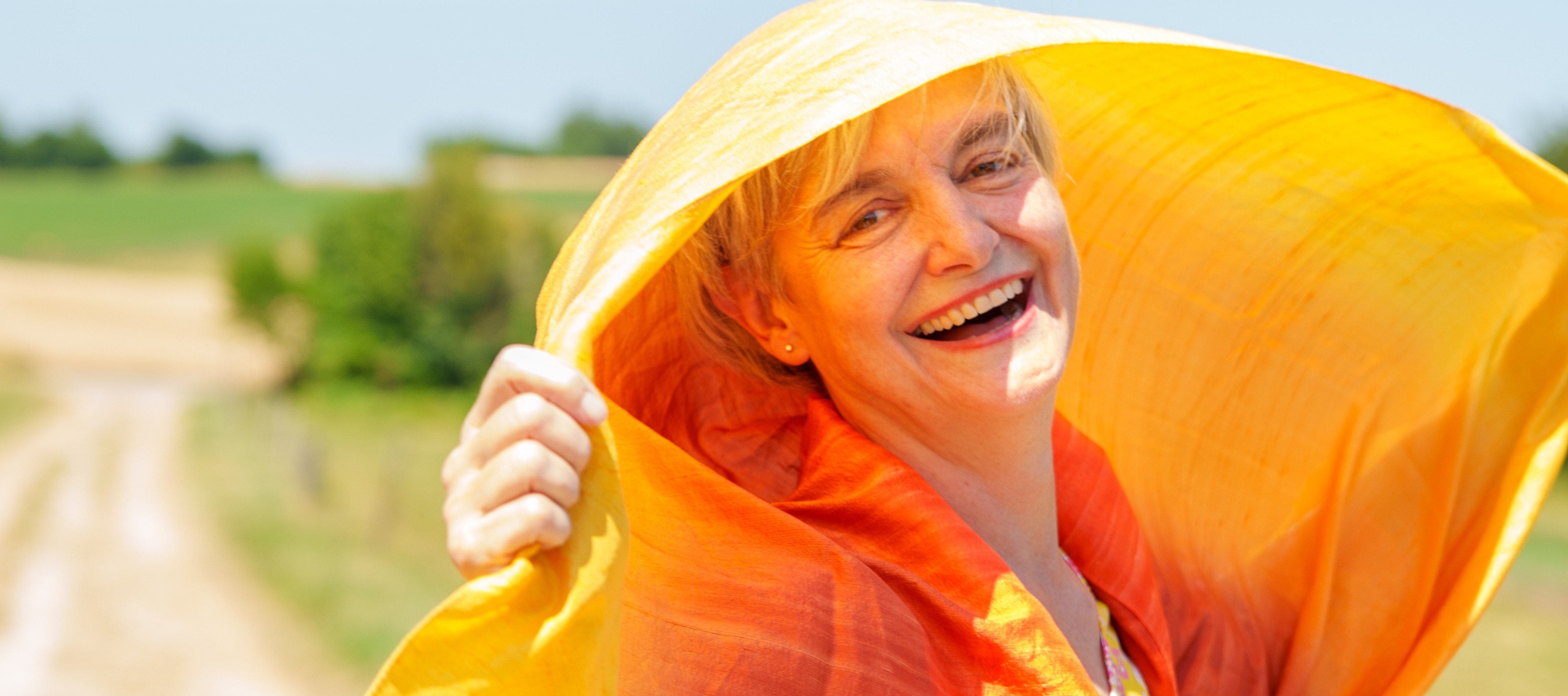 frau lachend tanzend tuch