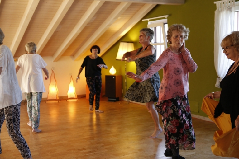 Tanzen wie ich bin, Senioren, Seniorentanzen, Basel, Arlesheim, Ausdruckstanz, Stefanie Heinis